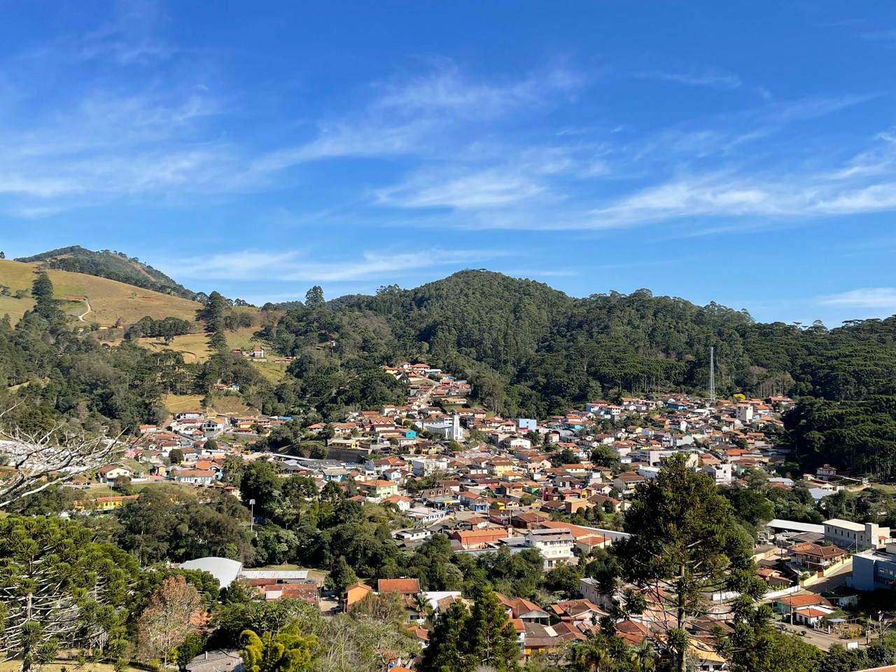 Vista de Gonçalves de um mirante: cidade está incrustrada na serra da Mantiqueira