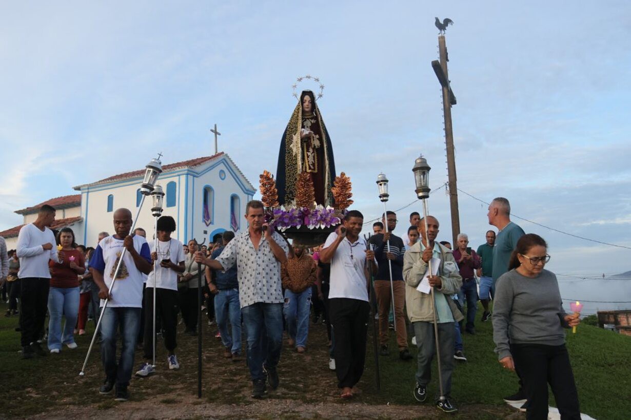 Fiéis carregam a imagem de Nossa Senhora das Dores durante a Via-Sacra em Sabará