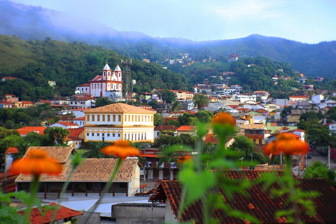 Vista de Sabará com a igreja de São Francisco ao fundo