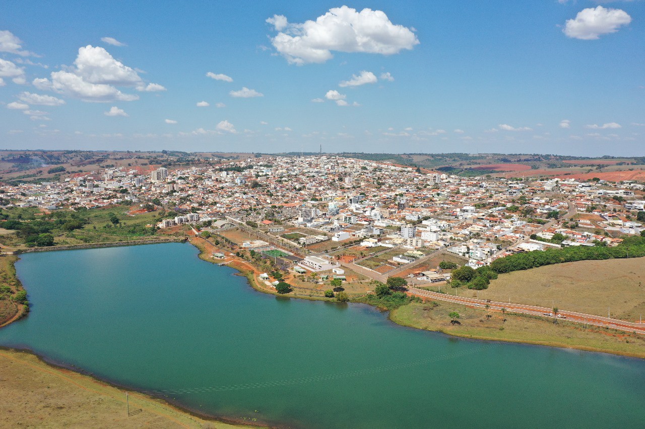 Vista aérea de São Gotardo com a Lagoa Balneário
