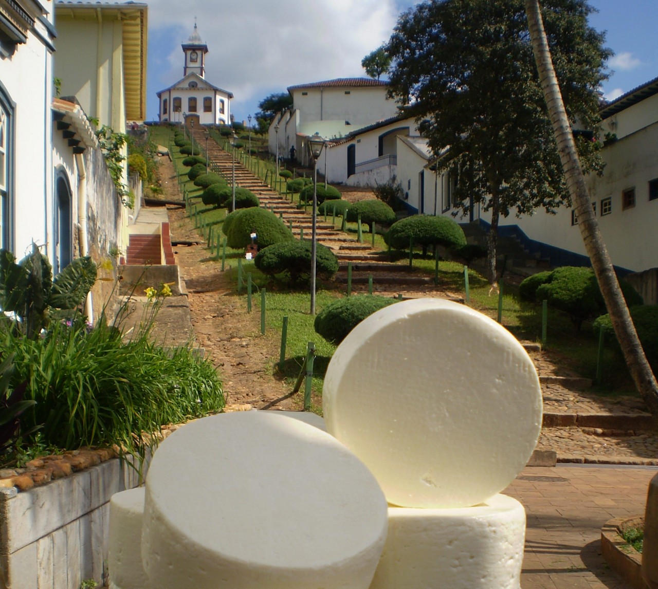 O queijo do Serro nas escadarias da Igreja de Santa Rita, cartão-postal do Serro