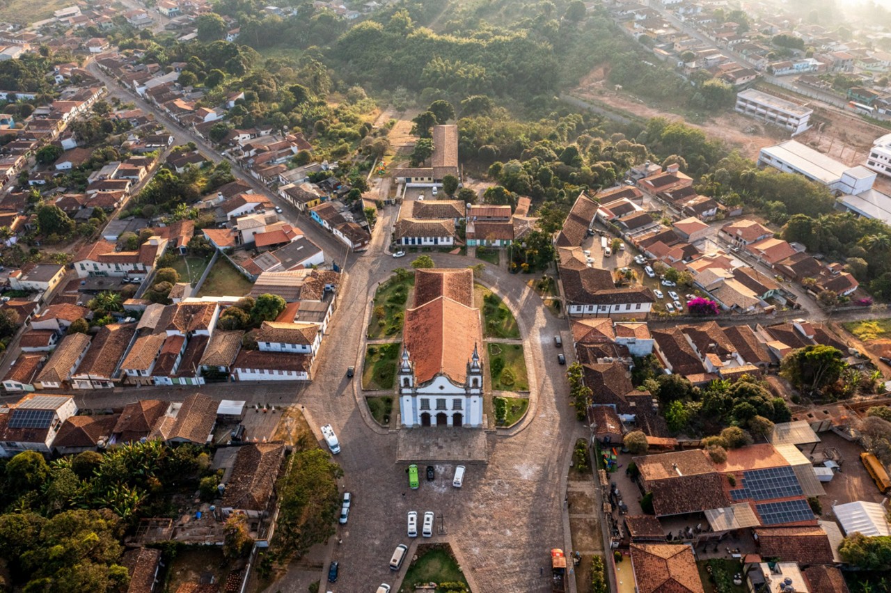 Vista aérea da cidade de Catas Altas, com a igreja Matriz de Nossa Senhora da Conxcição em primeiro plano