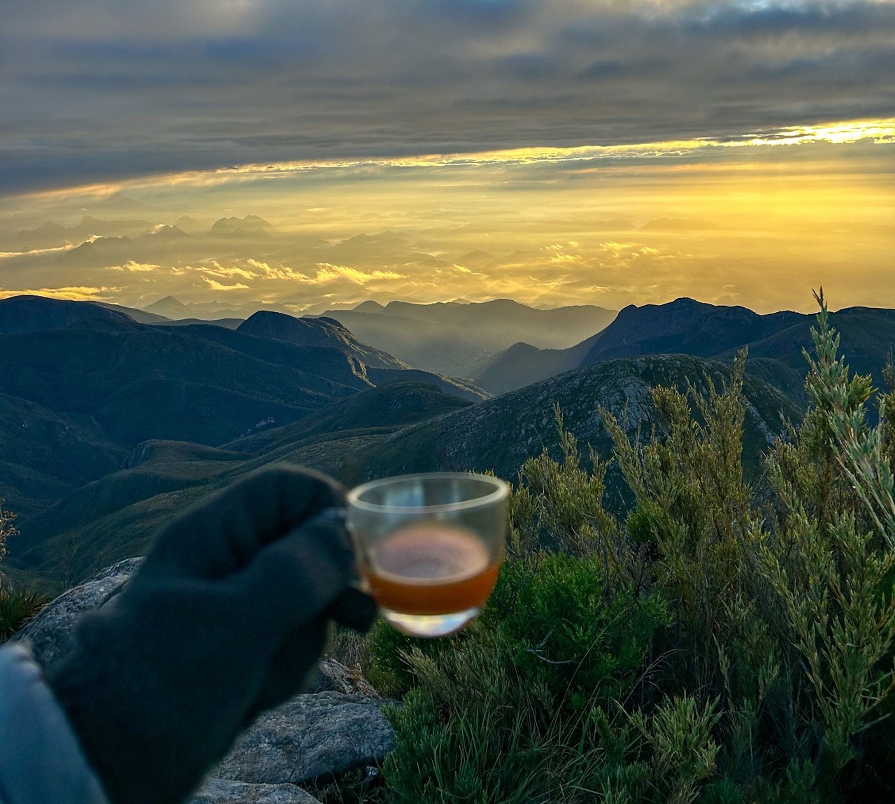 No alto do pico da Bandeira, no nascer ou no pôr do sol, um café esquenta e espanta o frio