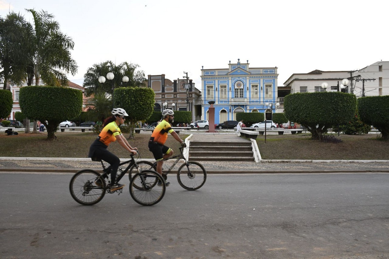 Cicloturistas atravessam Rio Novo, um dos 15 municípios do trajeto