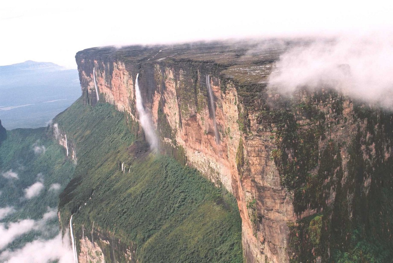 Geólogos estimam que o Mote Roraima tenha até dois bilhões de anos e afirmam que a região  já foi fundo de mar