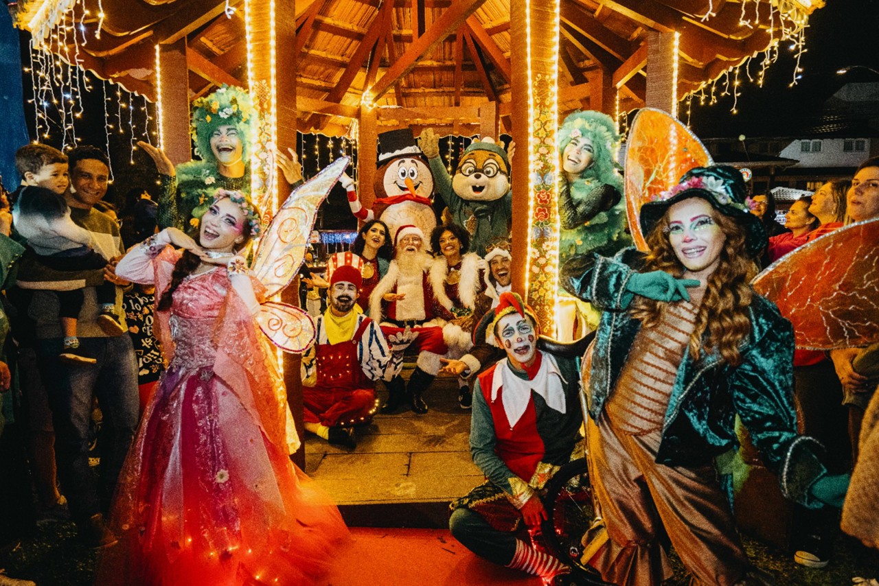 Os personagens do Natal Cultural nas Montanhas ao lado do Papai Noel: distrito de Camanducaia investe em entretenimento e atmosfera natalina