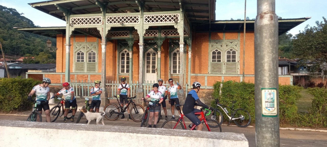 Grupo posa para fotos em frente ao Museu Rodoviário