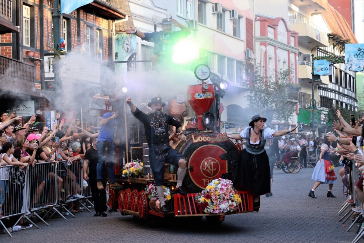 Desfile de carros alegóricos na Oktoberfest de Blumenau
