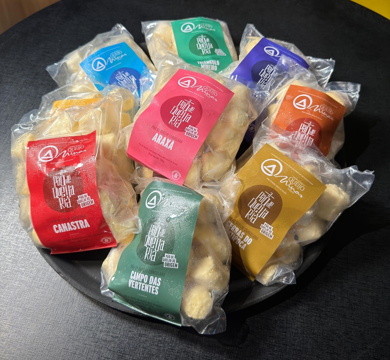 O kit com os dez saquinhos de pães de queijo vem em uma bolsa térmica