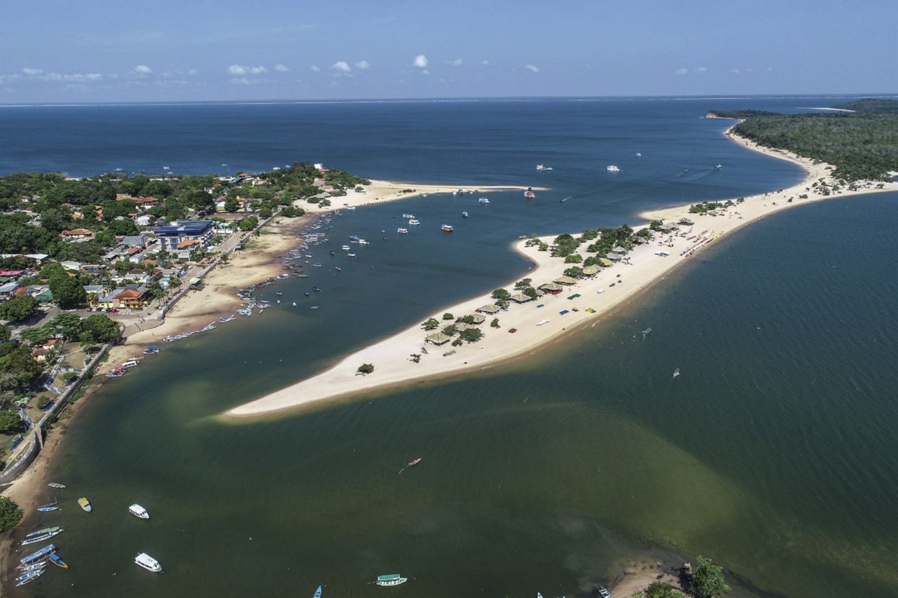 Vista de drone da praia fluvial Ilha do Amor, no rio Tapajós, que só aparece nos períodos de seca, na vila de Alter do Chão