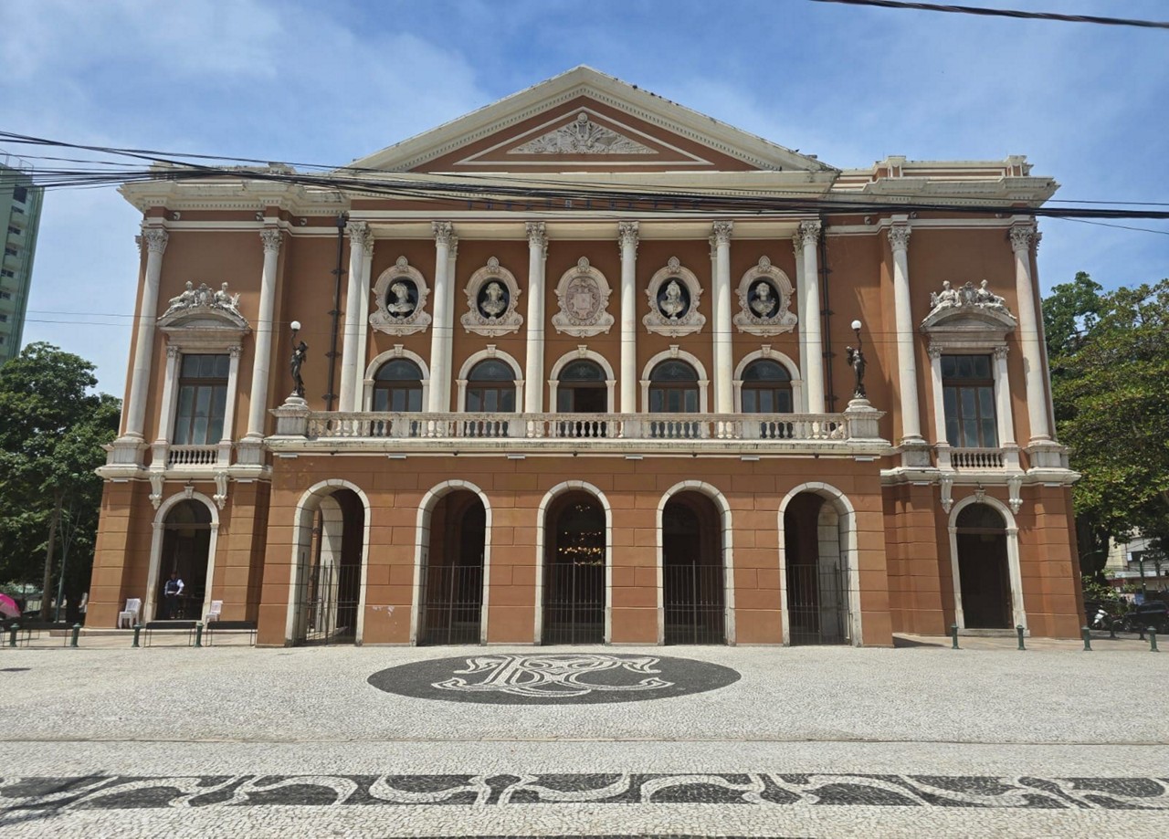 A imponente fachada do Theatro da Paz, obra financiada pelos barões do Ciclo da Borracha