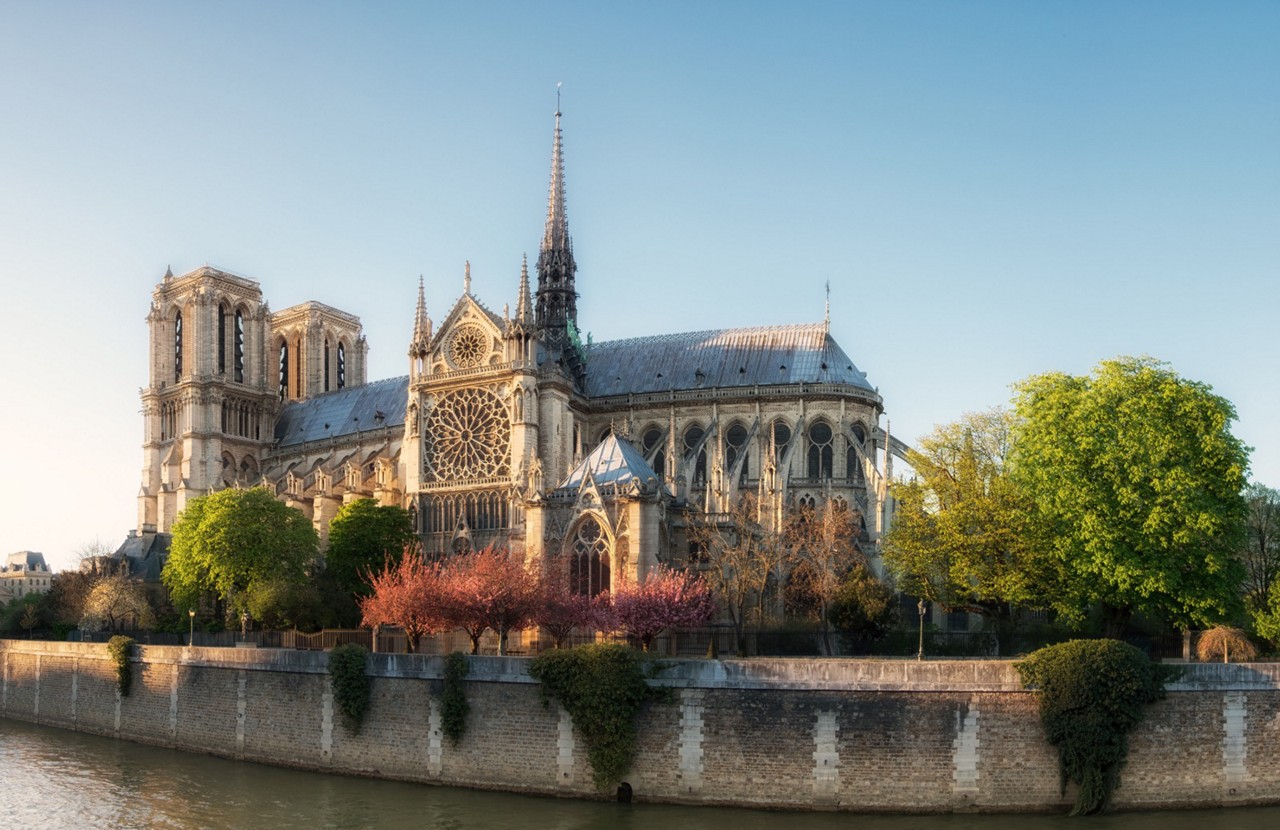 A Catedral de Notre-Dame fica na Île de la Cité, no rio Sena