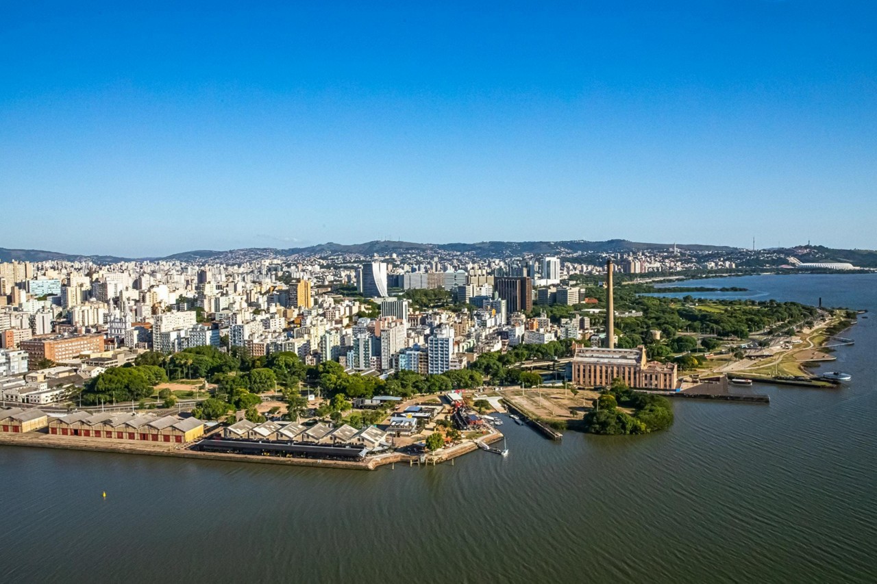 Vista aérea do centro de Porto Alegre com a Usina do Gasômetro, a Orla Guaíba e os armazéns do Cais do Porto em primeiro plano