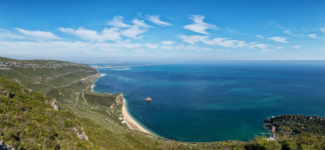 O Parque Natural da Arrábida, ao sul de Lisboa, pode ser explorado de bike ou jipe e revela paisagens belas e surpreendentes