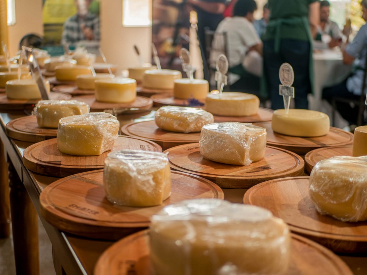 O modo de fazer o queijo artesanal da região do Serro foi o primeiro bem registrado como Patrimônio Cultural Imaterial pelo Iphan em 2002