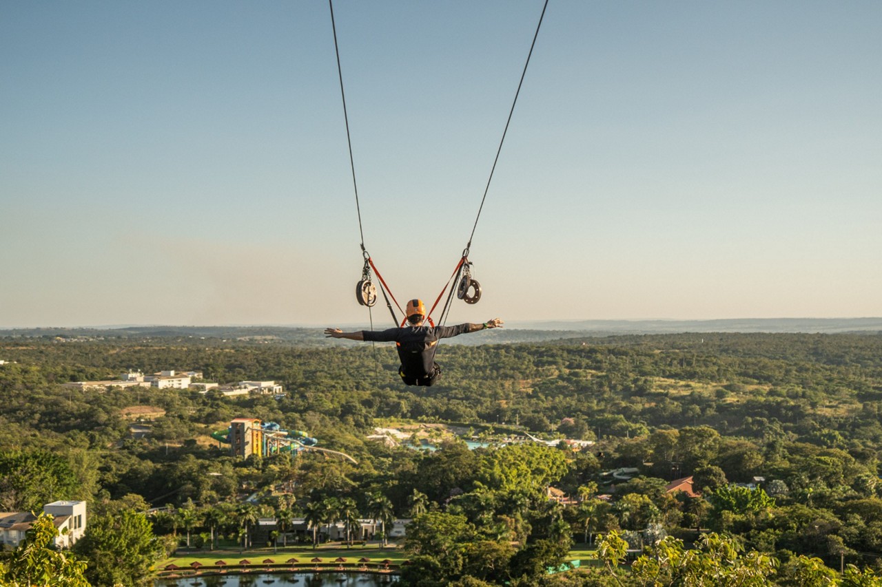 Mega Tirolesa: o Hot Park e o complexo do Rio Quente Resort contemplados do alto