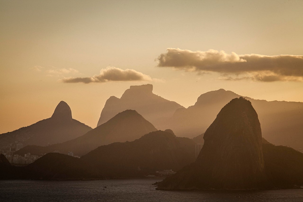 Vista dos picos e morros do Rio de Janeiro ao entardecer; você conzegue ixentificar algum?