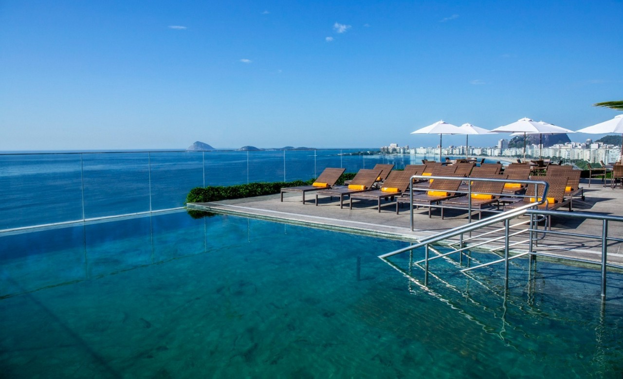 Rooftop do hotel Windsor Leme, na praia homônima, com vista panorâmica de Copacabana