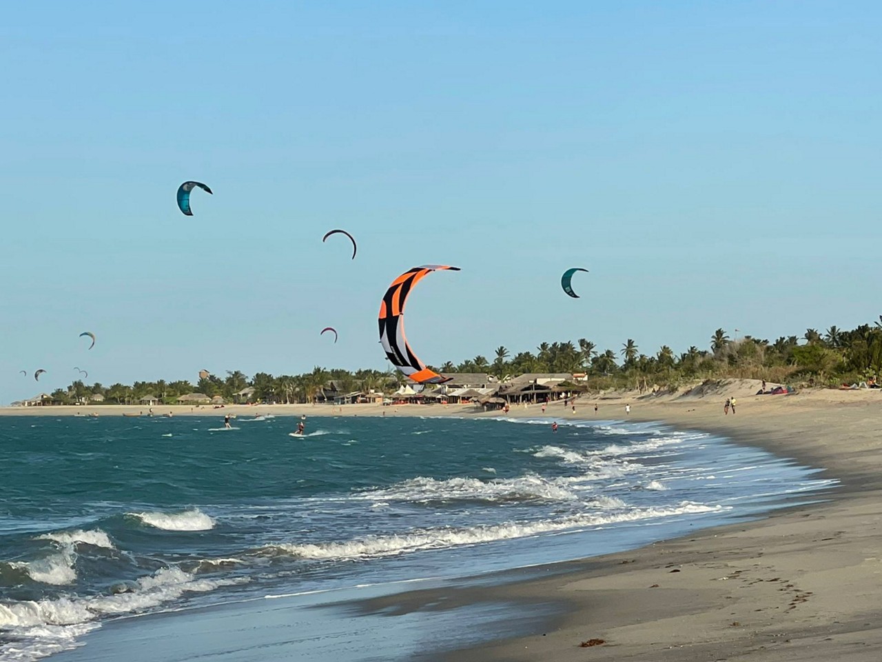 O kitesurfe colore o céu de Barra Grande
