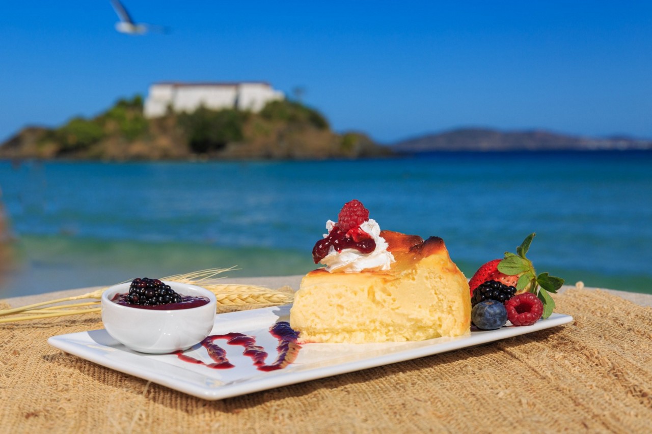 Tarta de queijo com frutas vermelhas e amarelas da doceria Dona Farinha