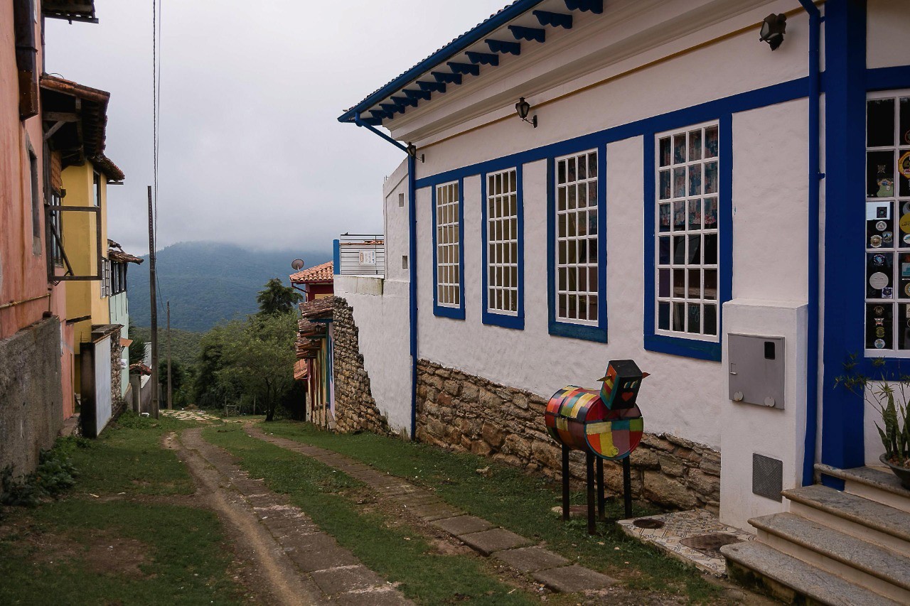 O distrito de Lavras Novas e suas ladeiras e casarios coloridos