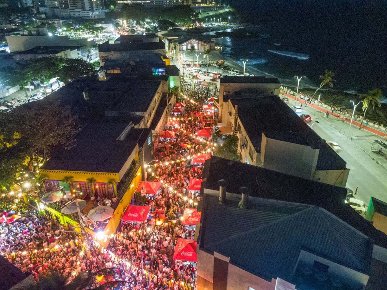 Vista aérea da Festa de San Gennaro à noite no bairro do Rio Vermelho