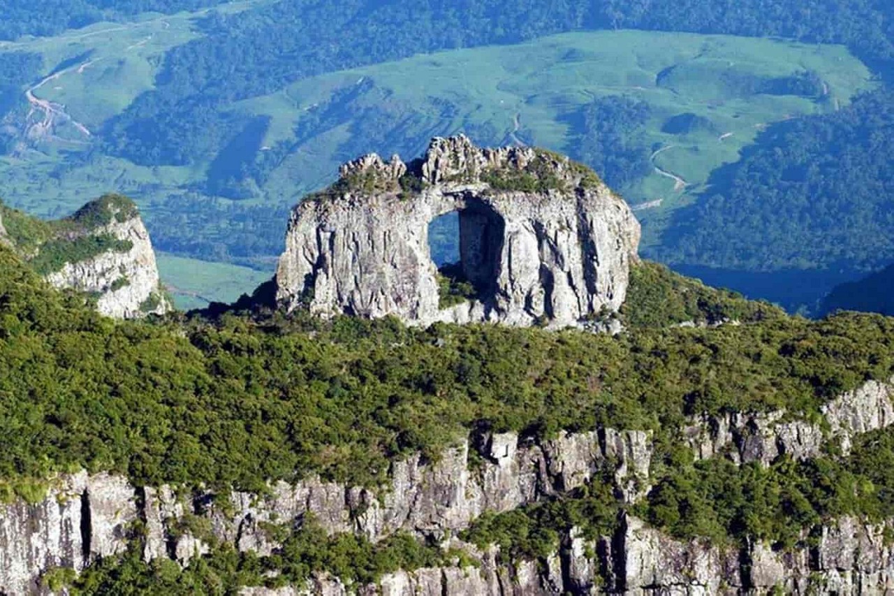 A Pedra Furada, um dos cartões-postais da região,  pode ser contemplada da Serra do Corvo Branco