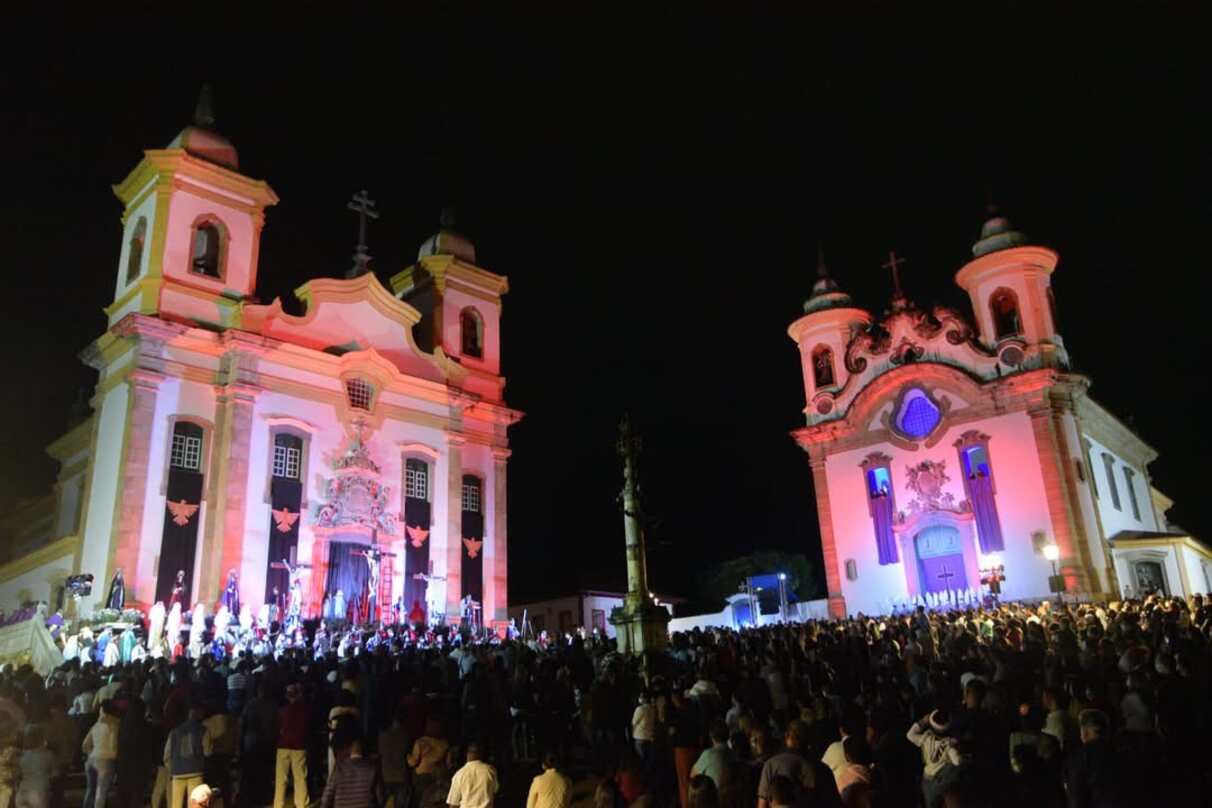 A encenação da paixão de Cristo na praça Minas Gerais, o ponto alto da Semana Santa em Mariana