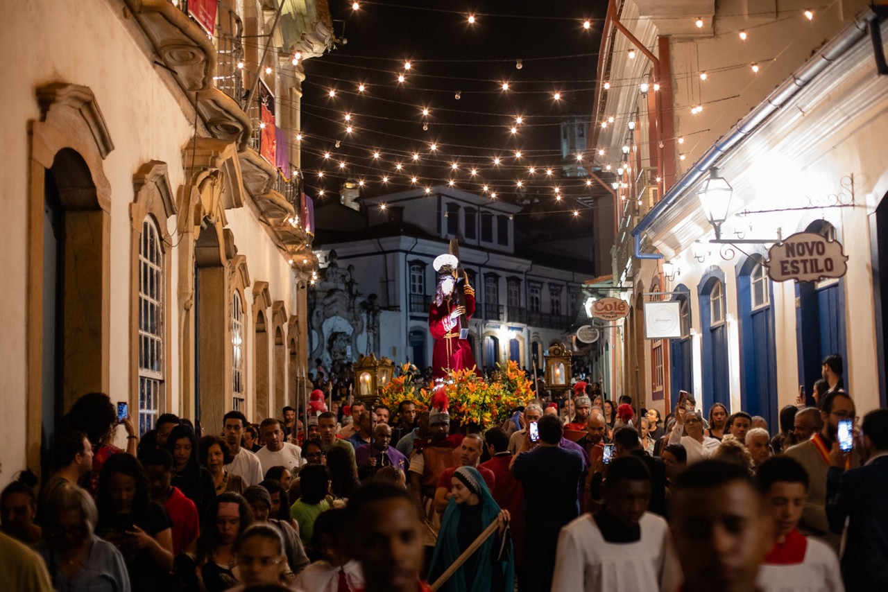 A Procissão do Encontro reúne uma multidão pelas ruas de Ouro Preto