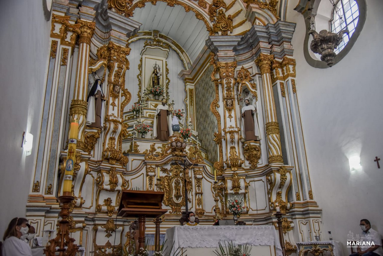O altar da Igreja de Nossa Senhora do Carmo, em Mariana, na praça Minas Gerais