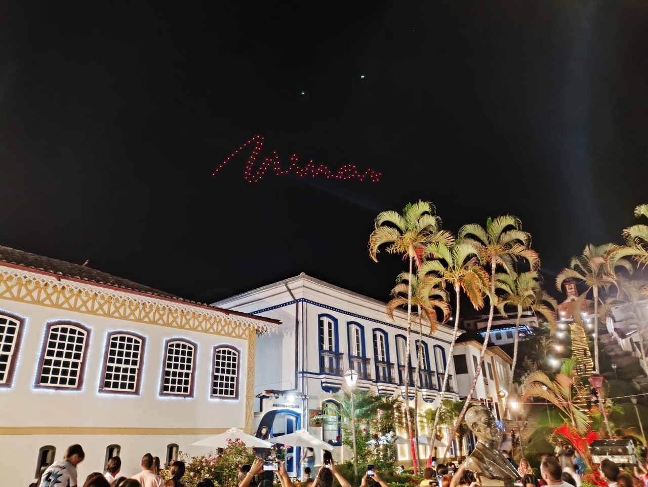 Drones formam a palavra Minas no centro histórico do Serro