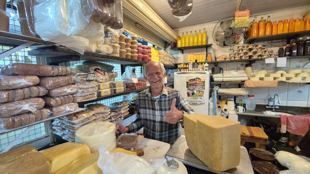 Aos 77 anos, Zezinho do Queijo é considerado um patrimônio vivo no Mercado Municipal de Teófilo Otoni
