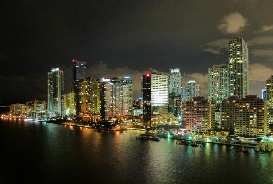 Imagem de Miami à noite. Cidade é um dos destinos preferidos do multimilionários