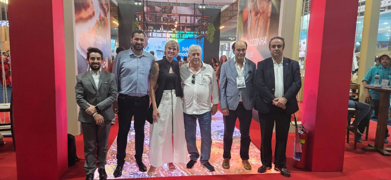 Jorge Rebelo de Almeida e comitiva foram recebidos no estande de Minas Gerais pela secretária-adjunta de Estado de Cultura e Turismo, Milena Pedrosa, e pelo subsecretário de Turismo, Sérgio de Paula