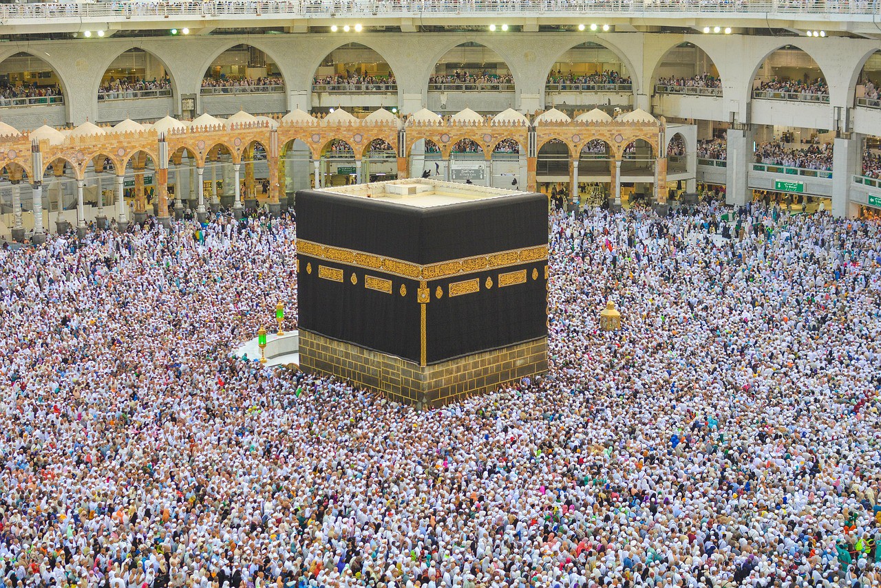 Fiéis cumprem o ritual tawaf, circundando a Caaba, estrutura de granito com inscrições do Alcorão na Grande Mesquita