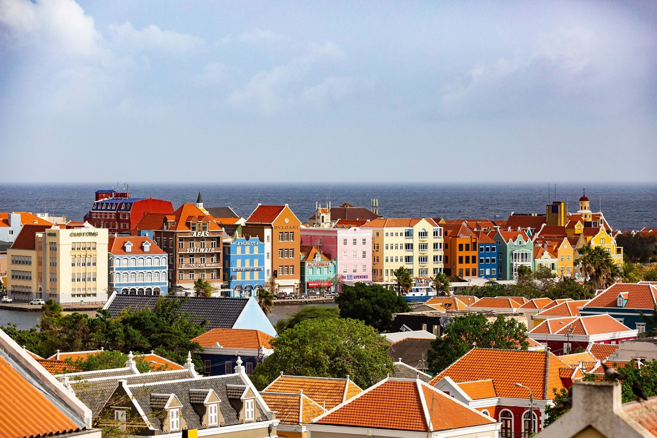 Vista de Curaçao, com os prédios coloridos da rua Handelskade em destaque