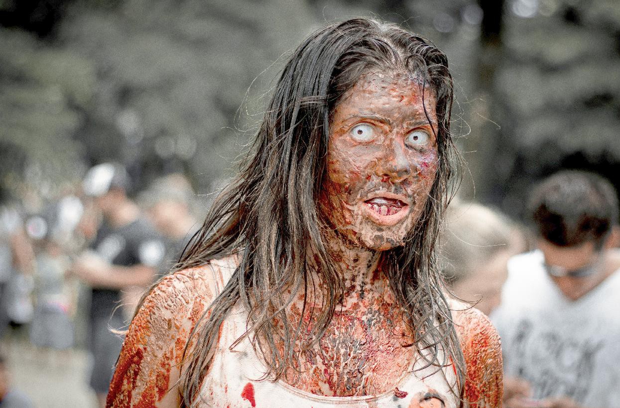 Público investe pesado em maquiagens e efeitos para a Zombie Walk de Curitiba