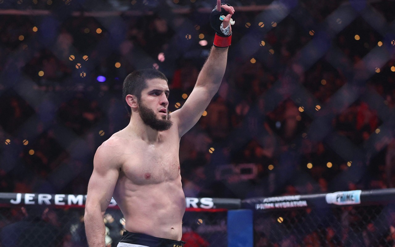 Islam Makhachev comemora vitória em cima do brasileiro Renato Moicano (Foto: Harry How / AFP)