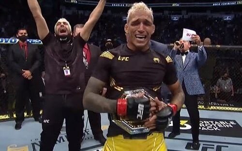 Charles Do Bronx conquistando o cinturão dos leves do UFC (Foto: Reprodução/UFC)