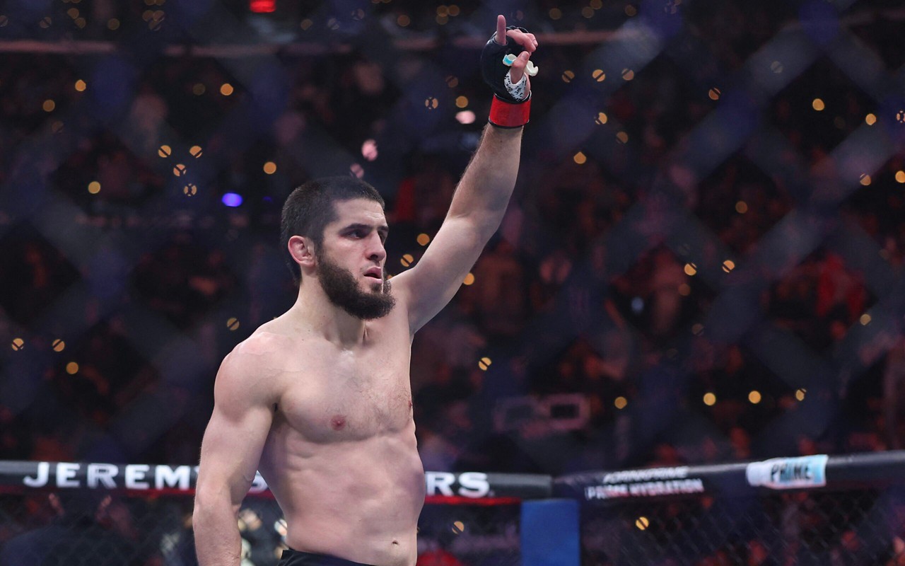 Islam Makhachev reteve o cinturão dos leves no UFC 311 (Foto: Harry How / AFP)