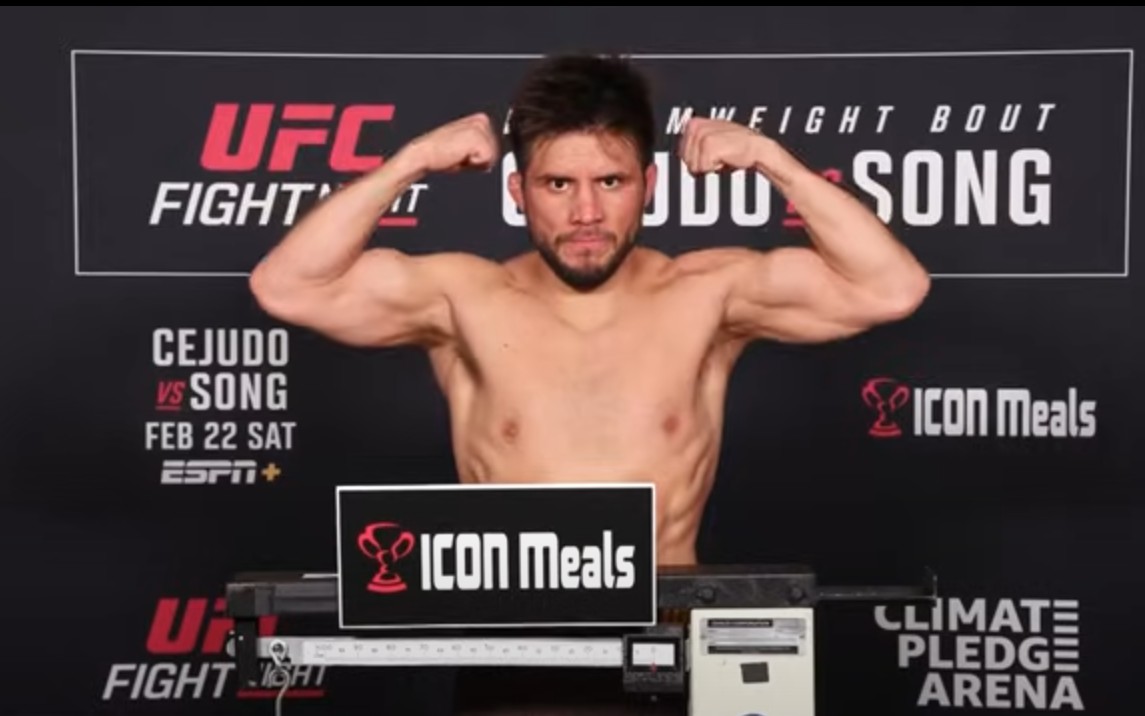 Henry Cejudo em pesagem para o UFC Seattle (Foto: Reprodução/UFC)