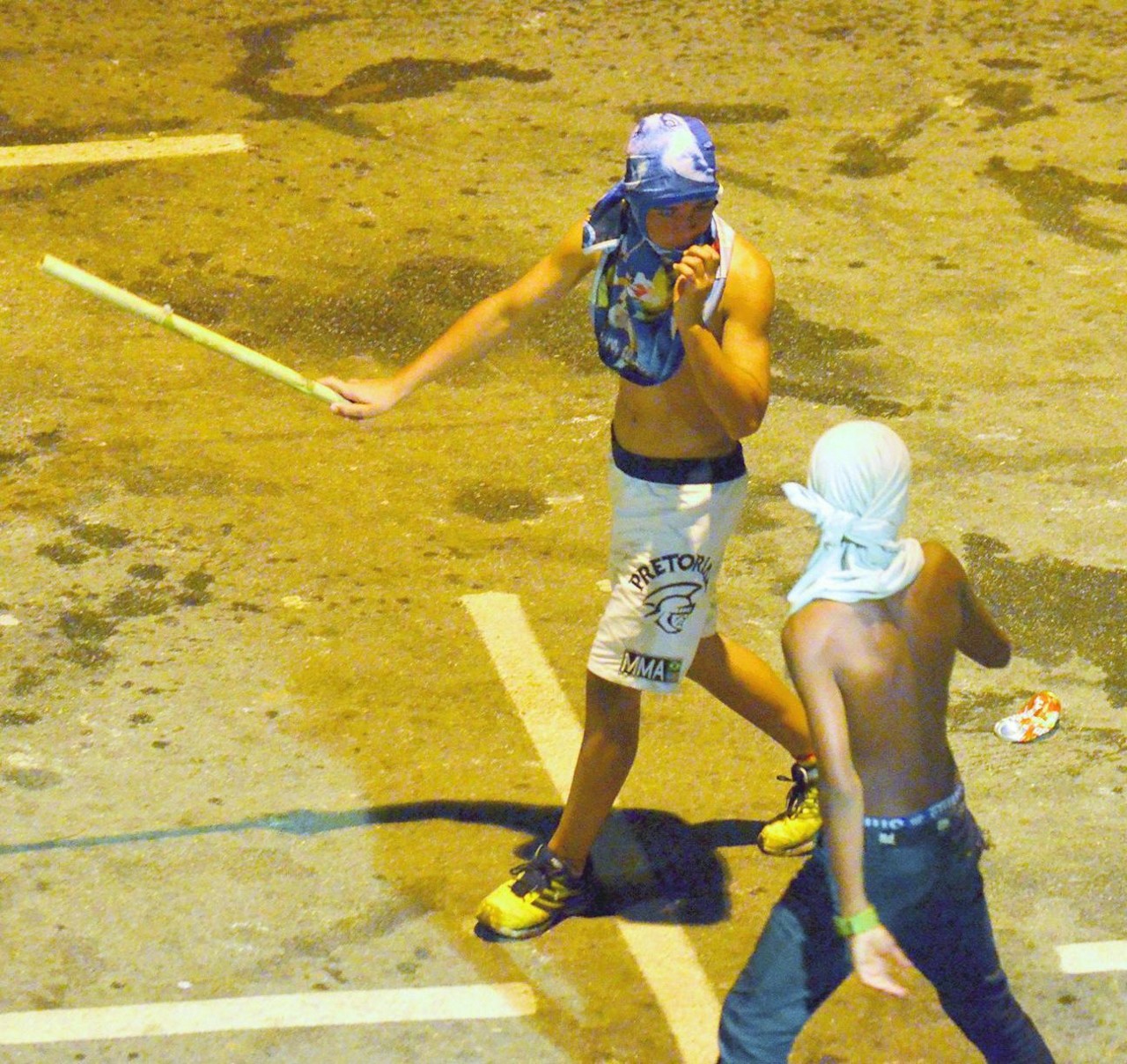 Encapuzados. 
Integrantes de torcidas usaram fogos de artifícios para atingir rivais e no enfrentamento com a PM na noite de domingo