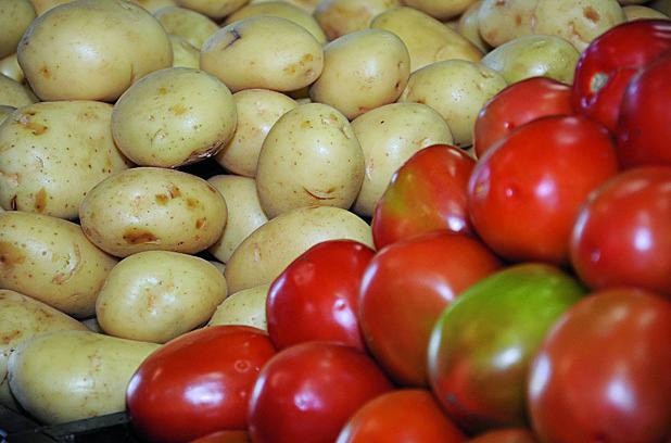 Batata e tomate estão com preços em queda 