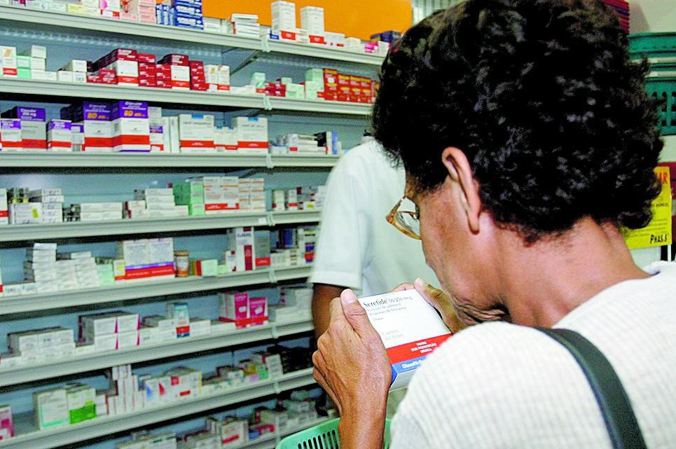 Profissional. 
Lei que obriga farmácia a ter profissional com curso superior pode valer no próximo ano
