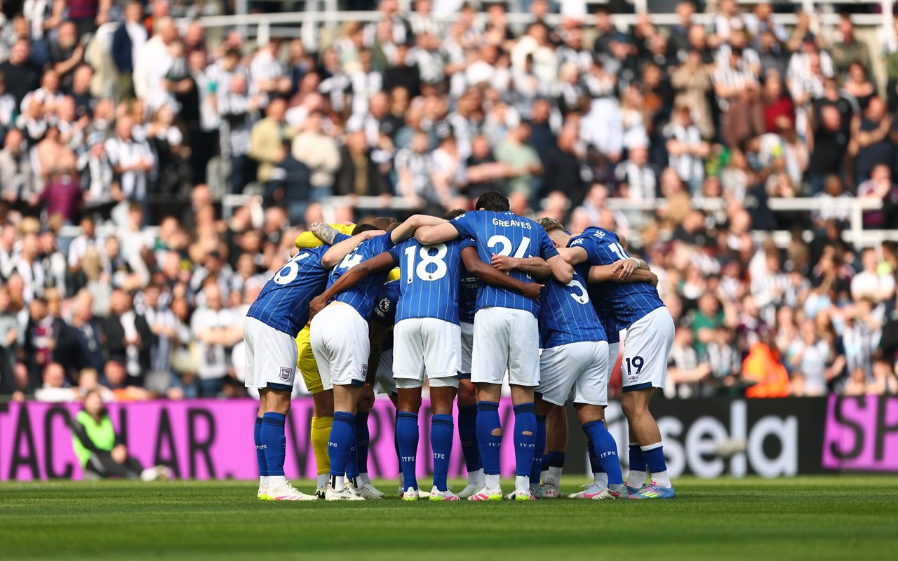 Elenco do Ipswich após derrota para o Newcastle, que decretou o rebaixamento do time (Foto: Reprodução/X)