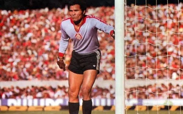 Manga fechou o gol contra o Cruzeiro na decisão de 1975 (Foto: Divulgação/ Internacional)