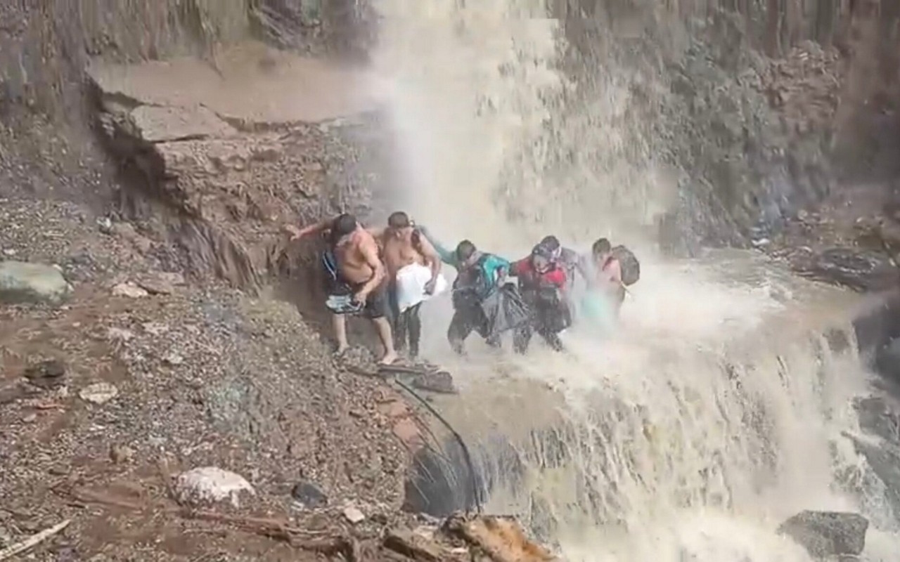Jogadores enfrentam cachoeira em estrada ao lado de precipício (Foto: Reprodução/redes sociais)