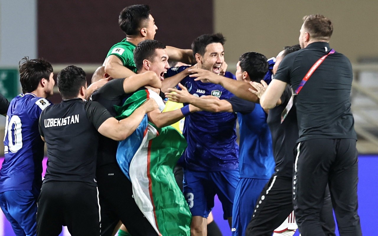 Jogadores do Uzbequistão comemoram vaga para a Copa do Mundo de 2026 (Foto: Fadel Senna/AFP)