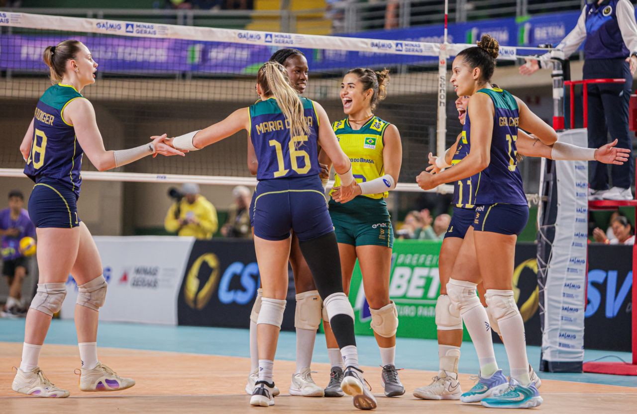 Jogadoras do Brasil comemoram ponto na Copa América de Vôlei Feminino
