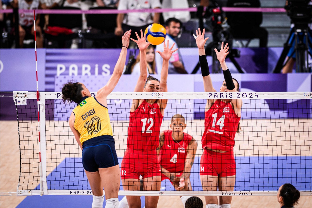 Gabi, ponteira da seleção brasileira, em ação contra a Turquia na decisão da medalha de bronze na Olimpíada de Paris